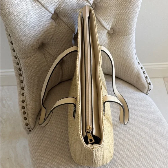 Isabelle Large Straw Zippered Tote with Interior Pockets - Picture 4 of 15